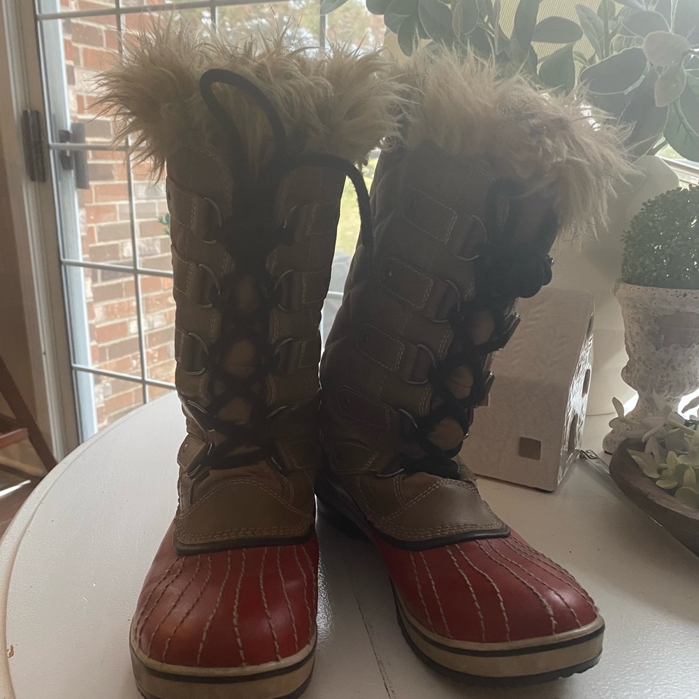 Sorel | red and camel snow boots | size 9